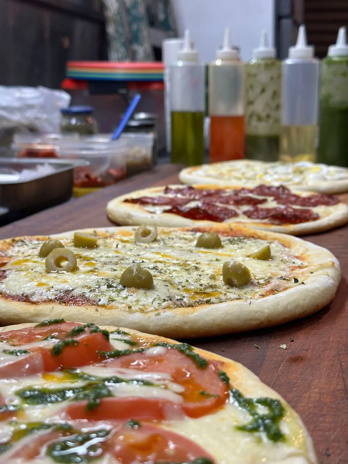 Variedad de pizzas de Taky's listas para servir